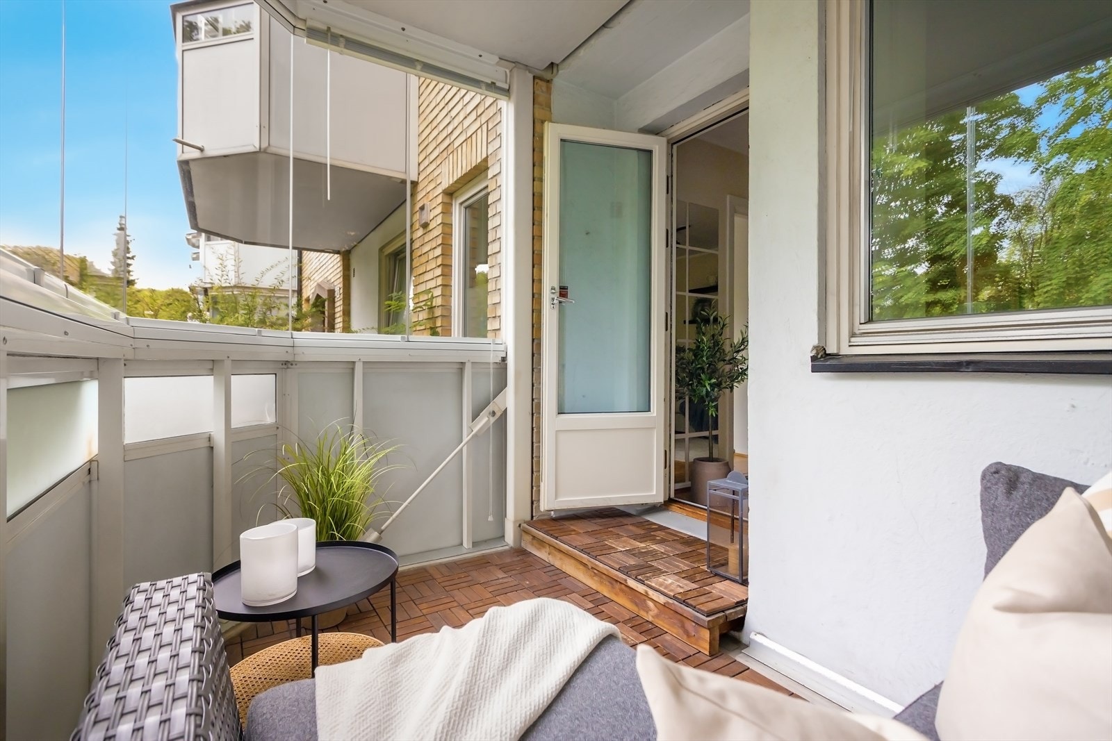 Balkongen er på enden av bygget og er ca. 6 kvm. Plass til sittegruppe. Galleribilde