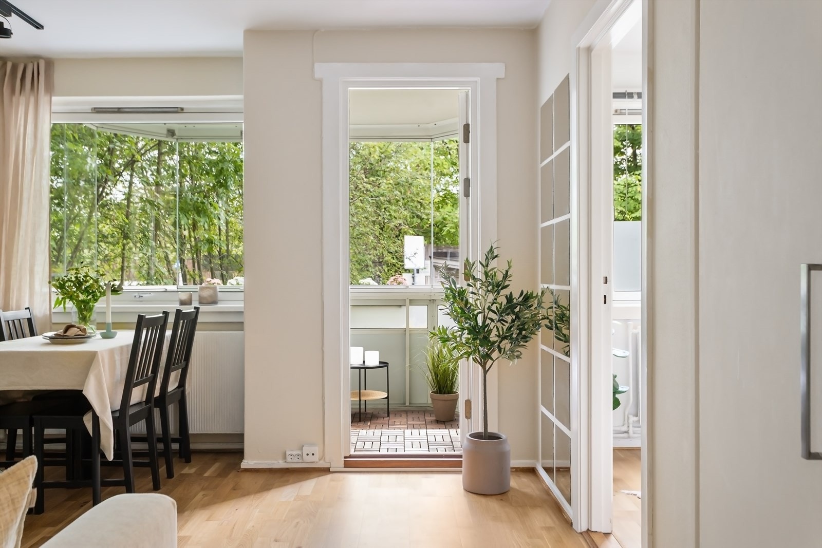 Utgang til balkong fra stue. Galleribilde