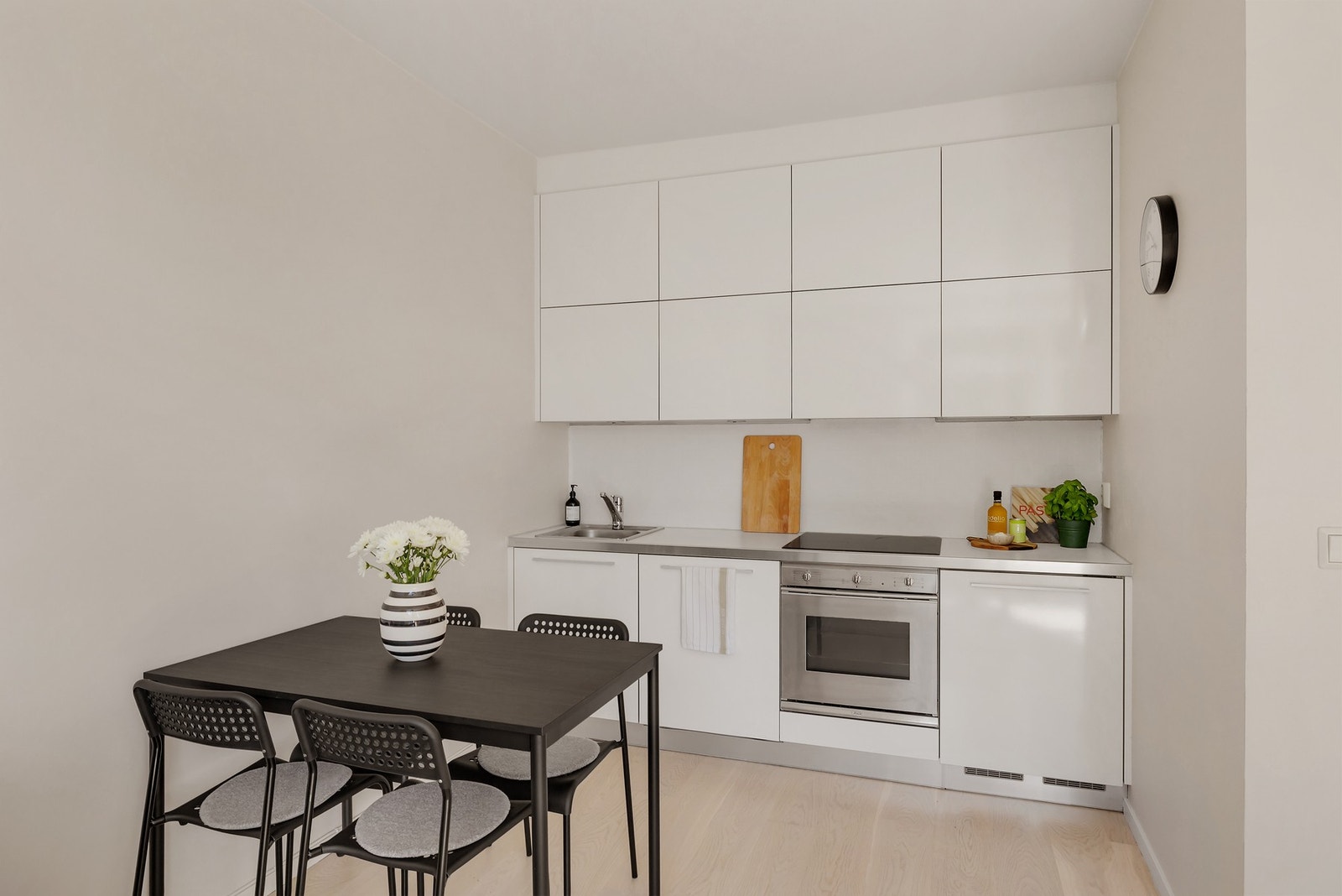 Stilrent kjøkken med glatte fronter og integrerte løsninger. Galleribilde