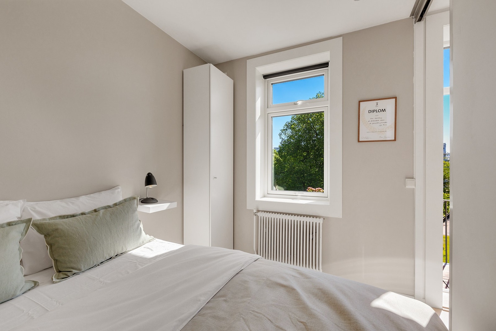 Vindu mot grøntområdet skaper en behagelig atmosfære. Galleribilde