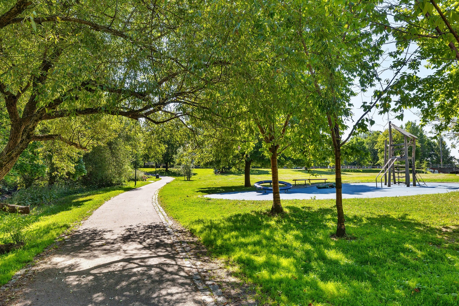 Nærområdet er bilfritt og barnevennlig, med store grøntarealer og frodige trær. Galleribilde