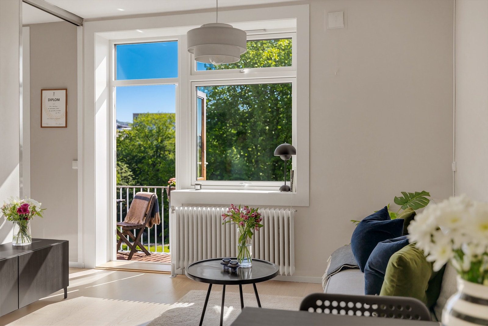 Store vindusflater sørger for rikelig med naturlig lys gjennom hele dagen. Galleribilde