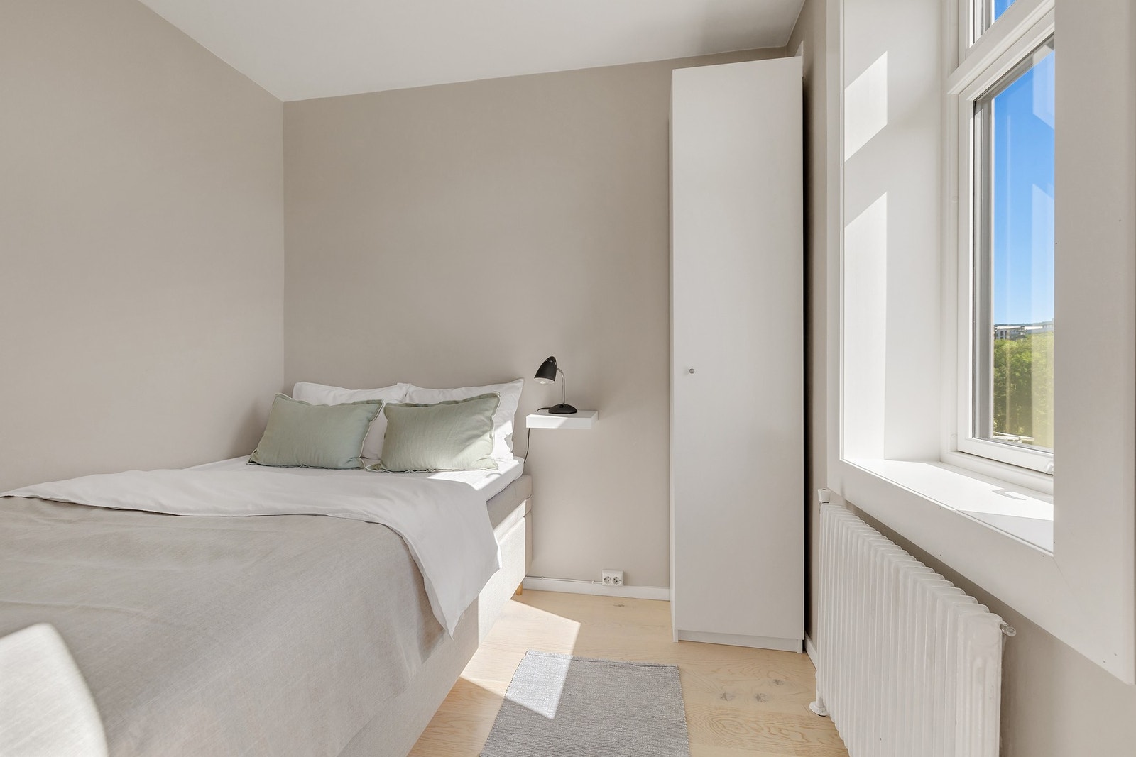 Lyst og rolig soverom med plass til dobbeltseng og garderobeløsning. Galleribilde