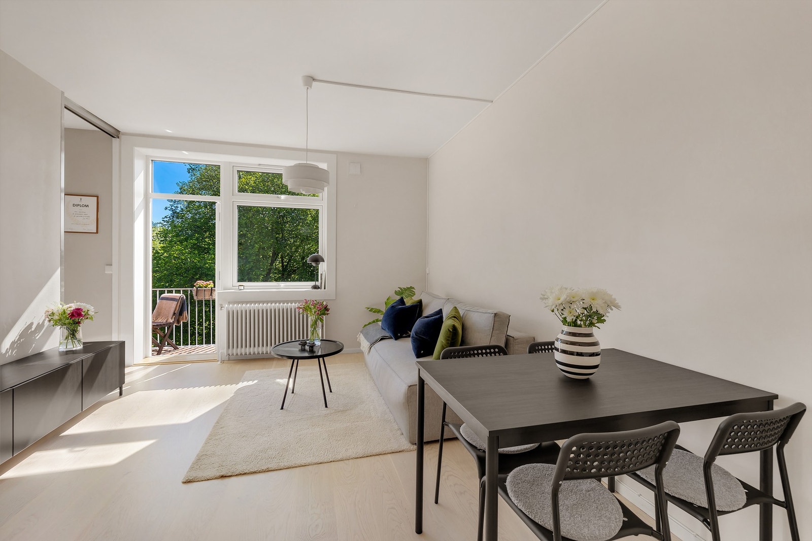 Leiligheten har en lys og luftig stue med plass til både sofakrok og spisebord. Galleribilde