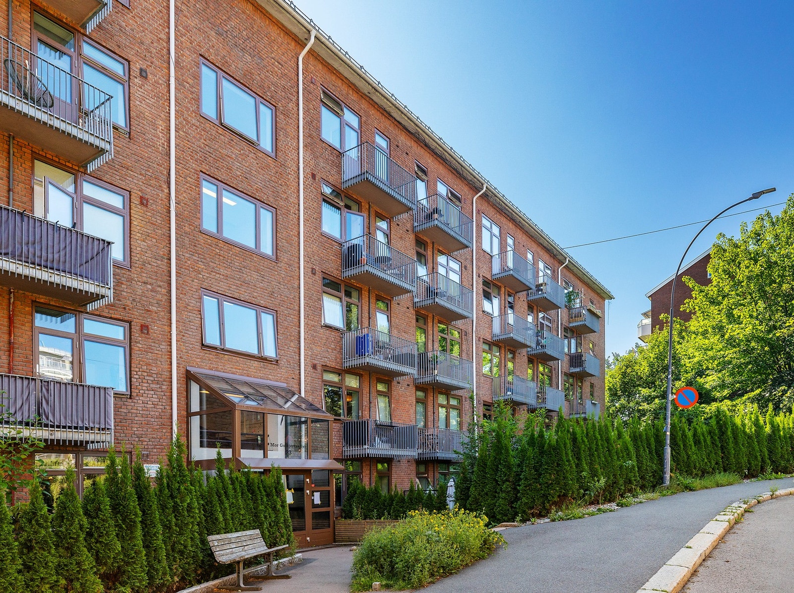 Inngangspartiet er ryddig og godt vedlikeholdt, med lett adkomst og skjermet fra trafikk. Galleribilde