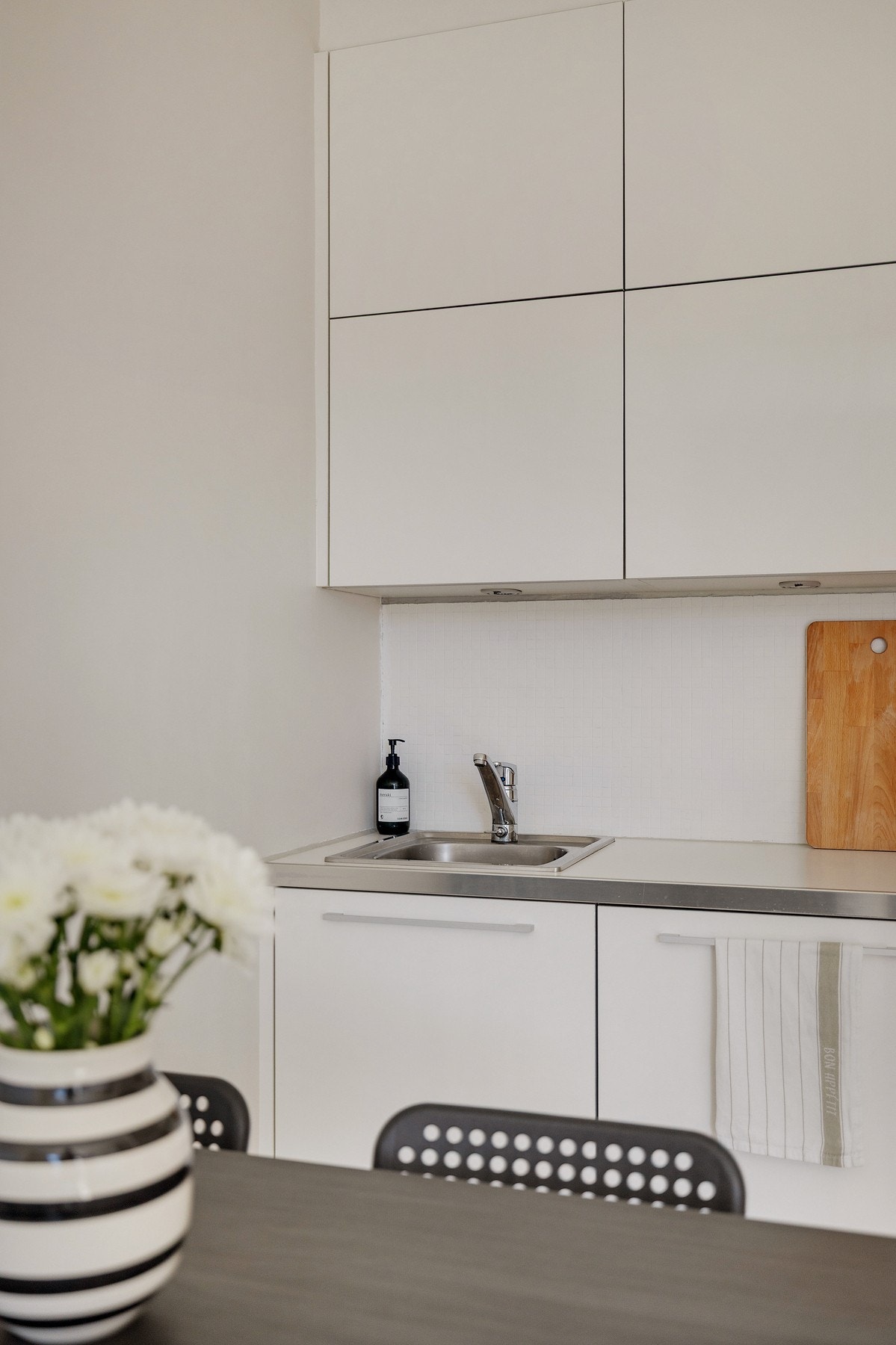 Kjøkkenet er praktisk utformet med god plass til alt du trenger i hverdagen. Galleribilde