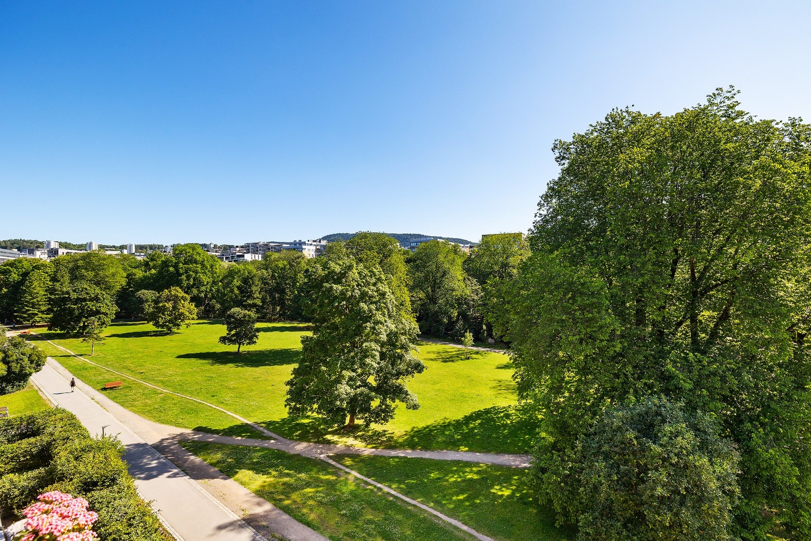 Balkongen vender mot frodig grøntområde og byr på et lunt og skjermet uterom. Galleribilde