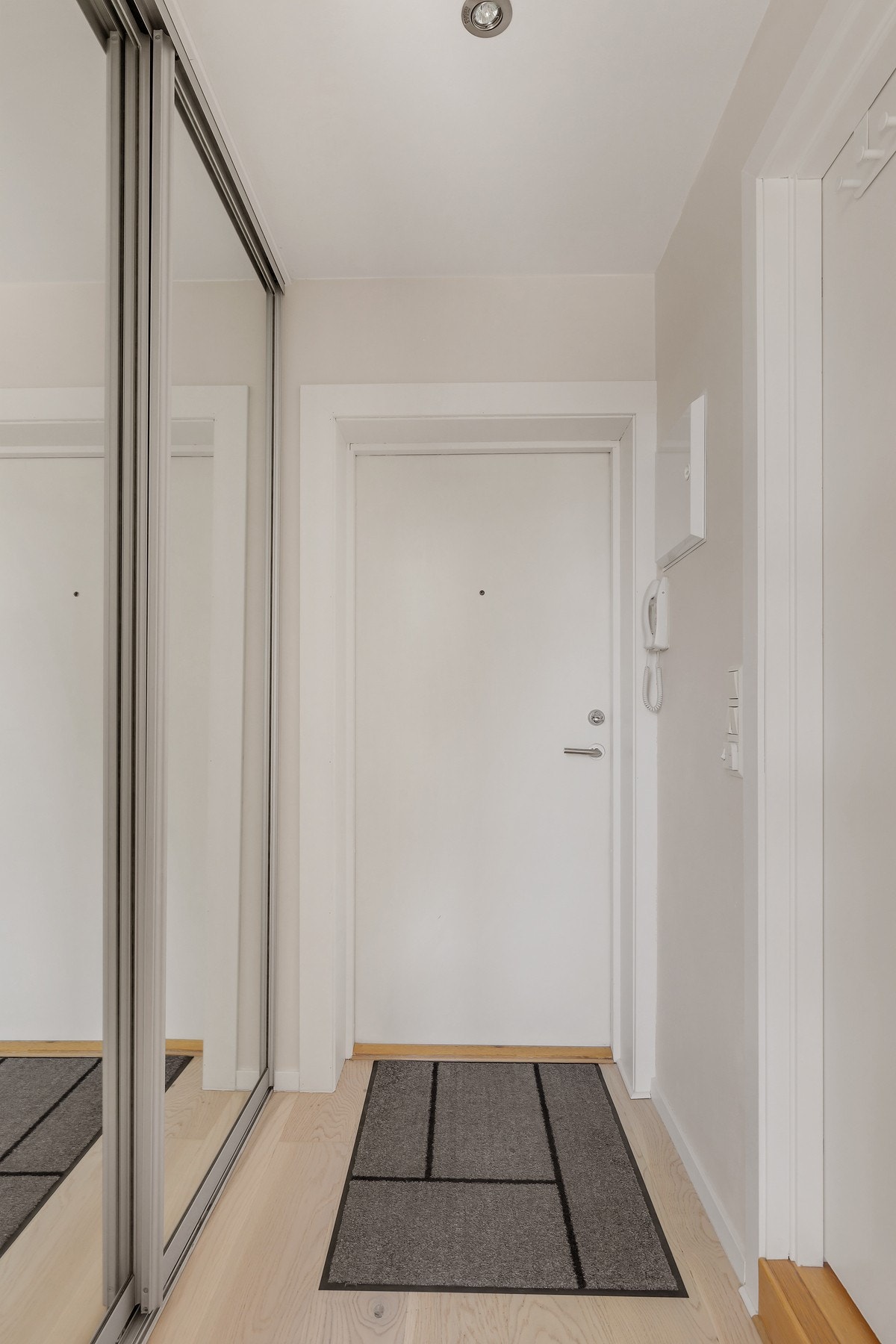 Innbydende entré med skyvedørsgarderobe som gir god oppbevaringsplass. Galleribilde