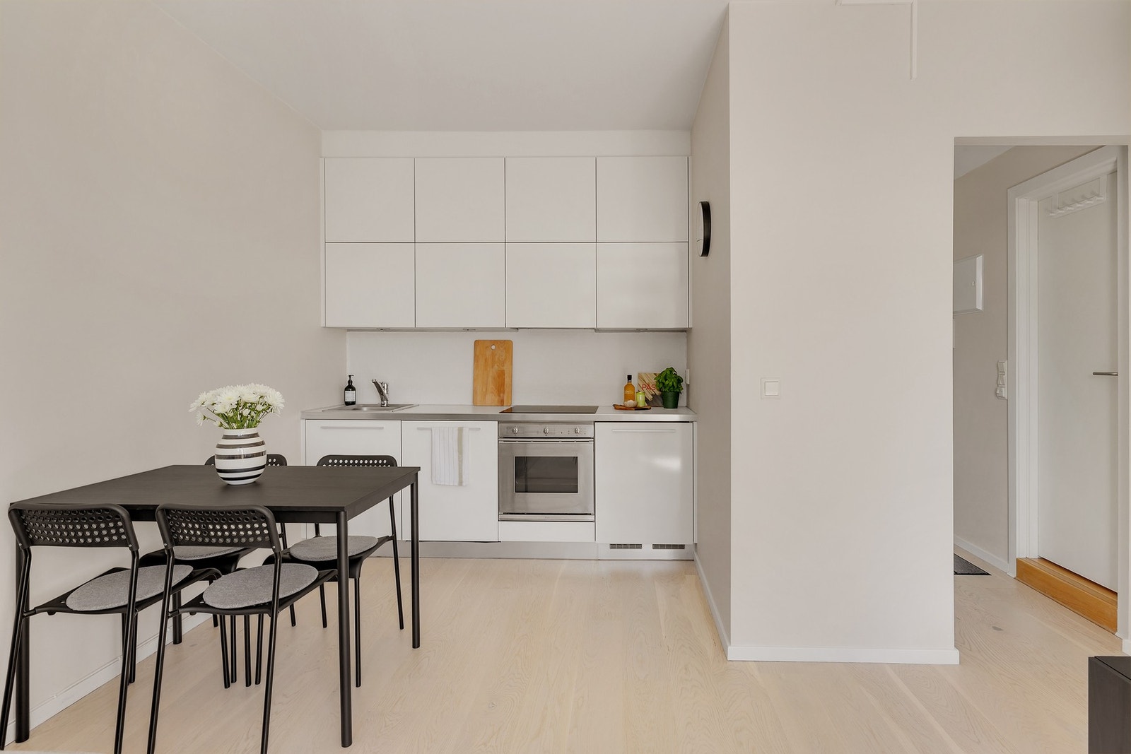 Åpen kjøkkenløsning gir en sømløs overgang mellom matlaging og sosialt samvær. Galleribilde