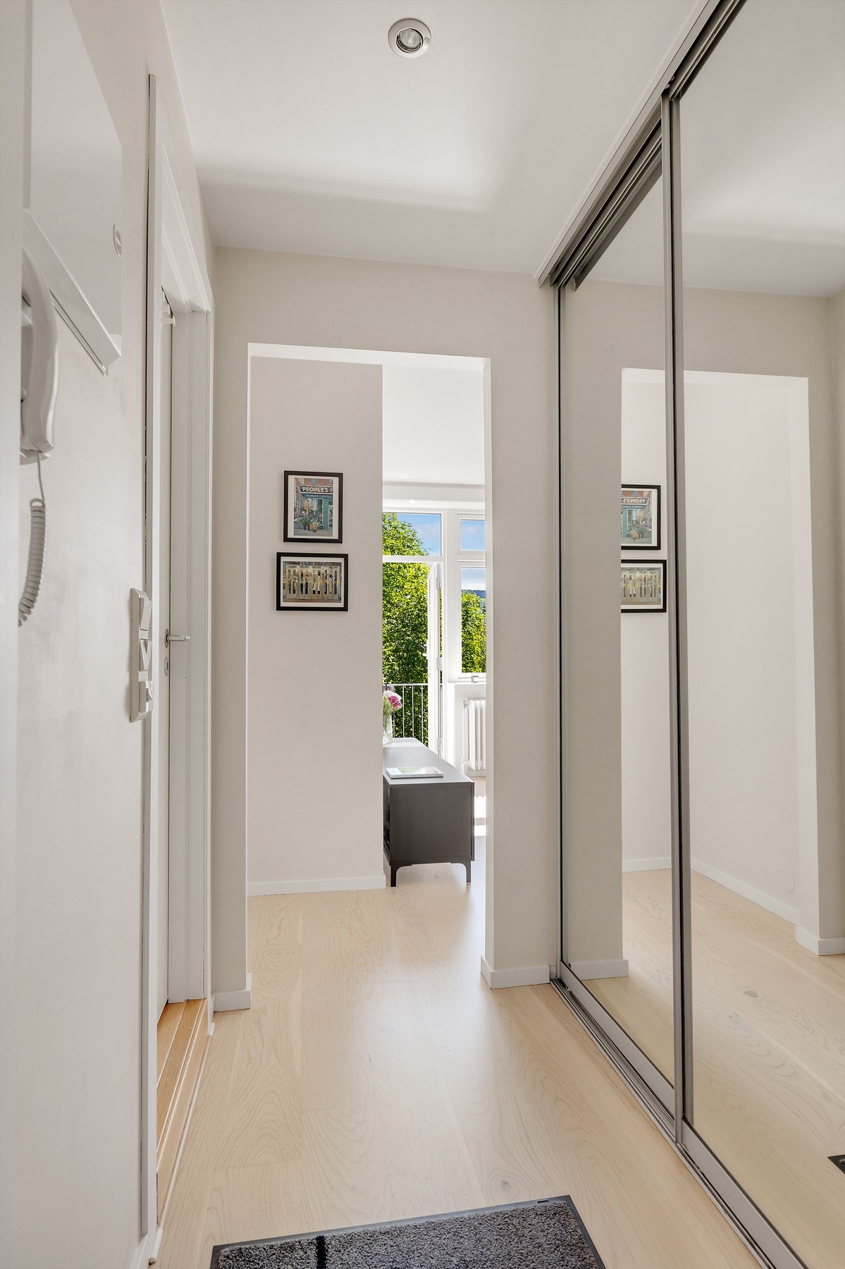 Entreen gir et ryddig og moderne førsteinntrykk. Galleribilde