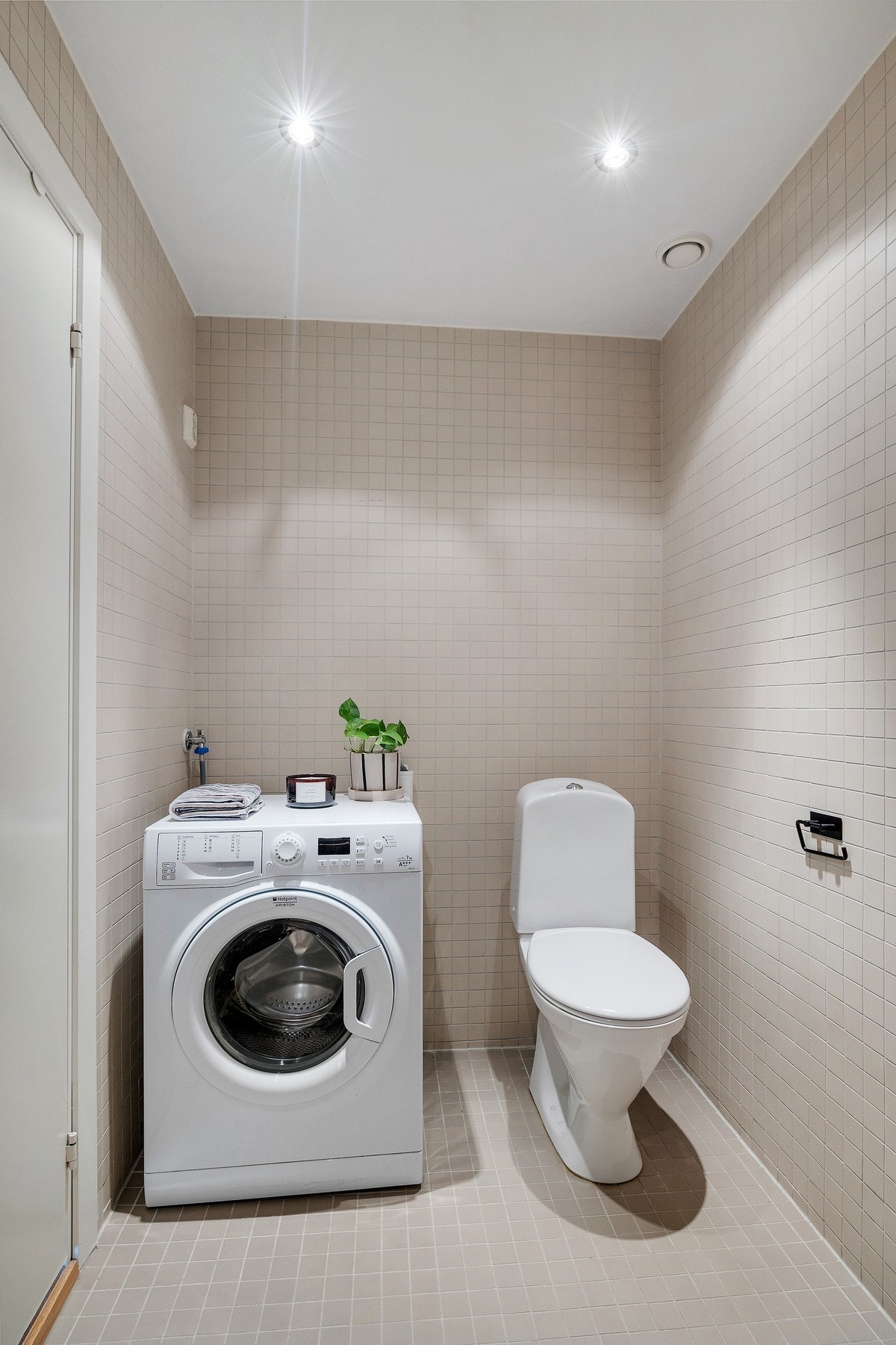 Baderommet har effektiv planløsning med dusjhjørne og plass til vaskemaskin. Galleribilde