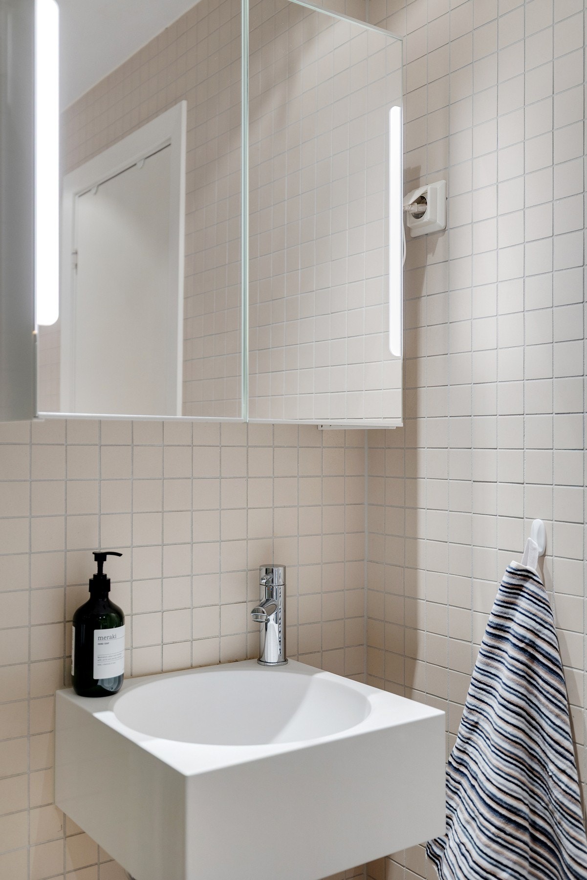 Detaljbilde av servant med speil med belysning og oppbevaringsmuligheter. Galleribilde