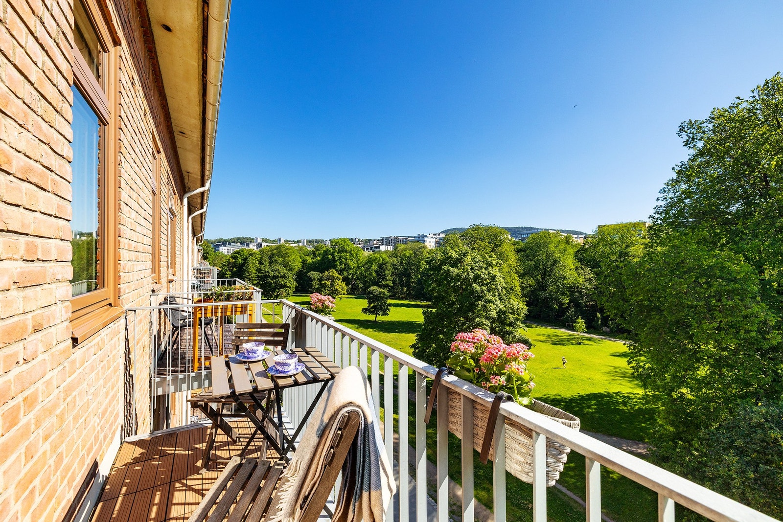 Her kan du nyte frokosten med utsikt over grønne trær og åpne fellesområder. Galleribilde