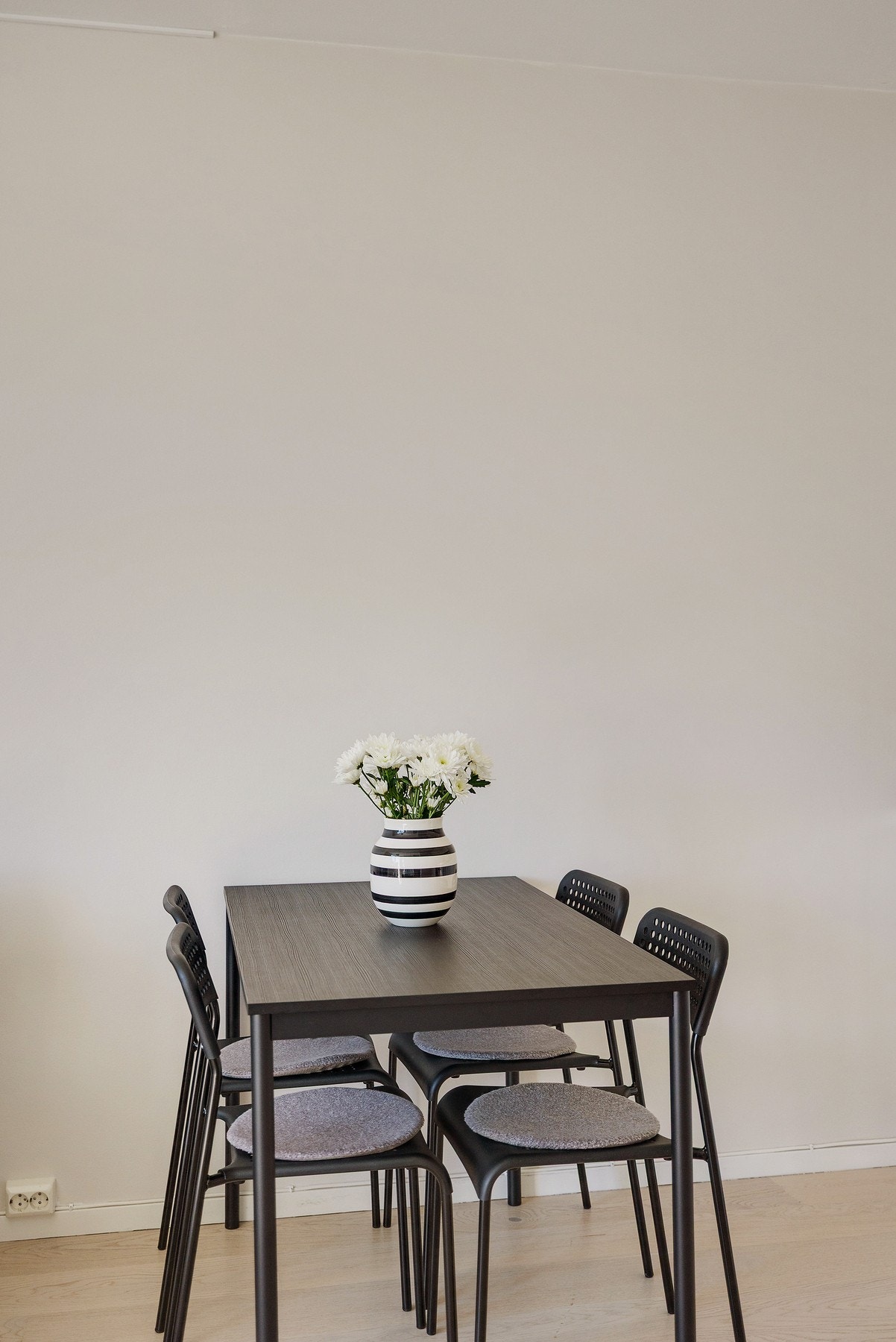 Praktisk plassert spisebord rett ved kjøkkenet. Galleribilde