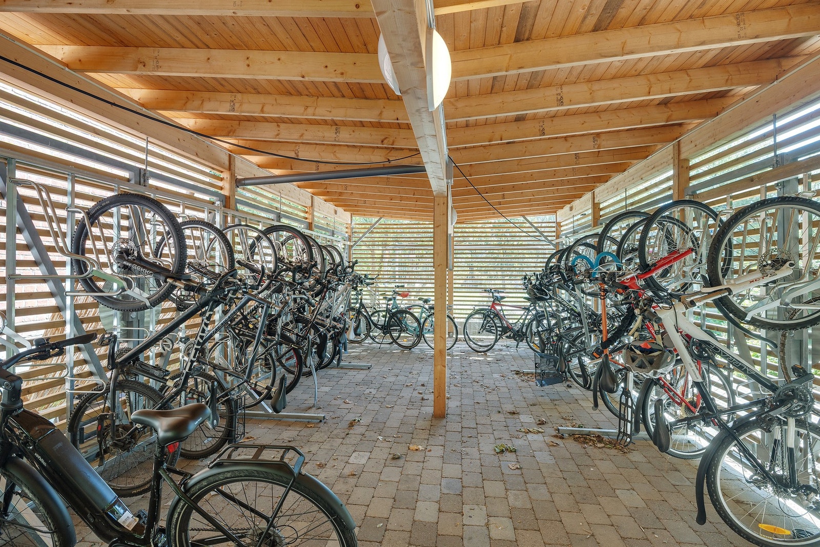 Praktisk og sikker sykkelbod. Galleribilde