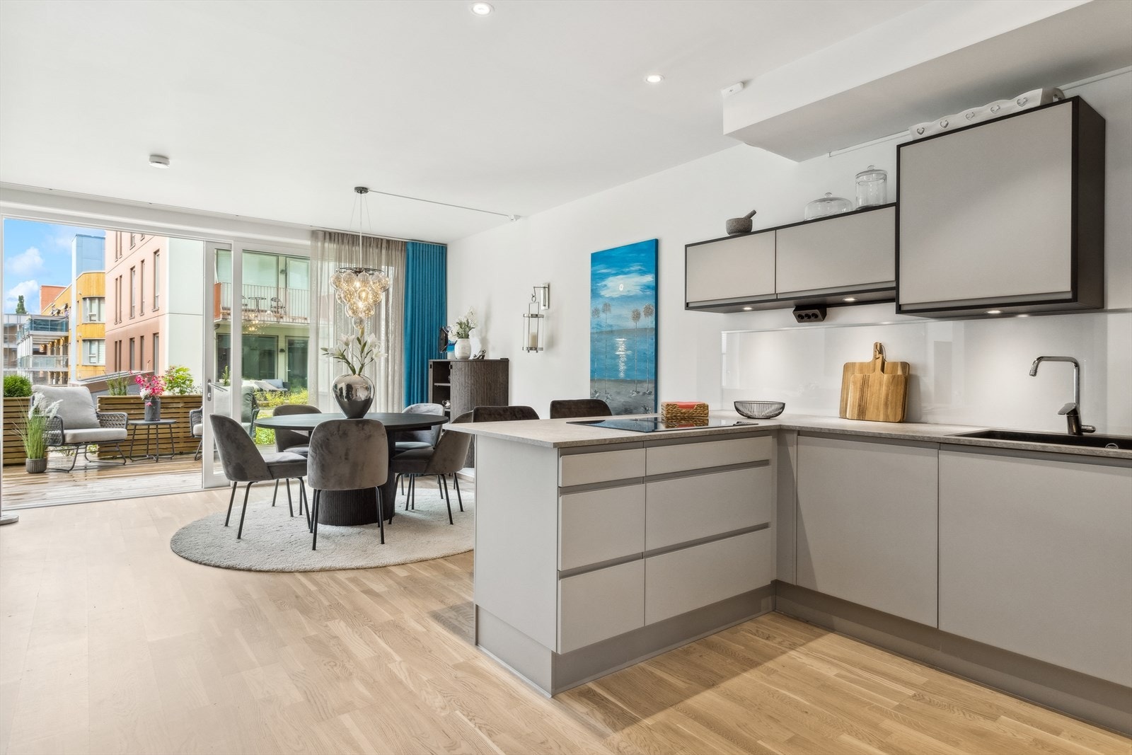 Det er etablert både komfyrvakt over stekesonen og lekkasjevakt under skrog med vanninstallasjoner. Galleribilde