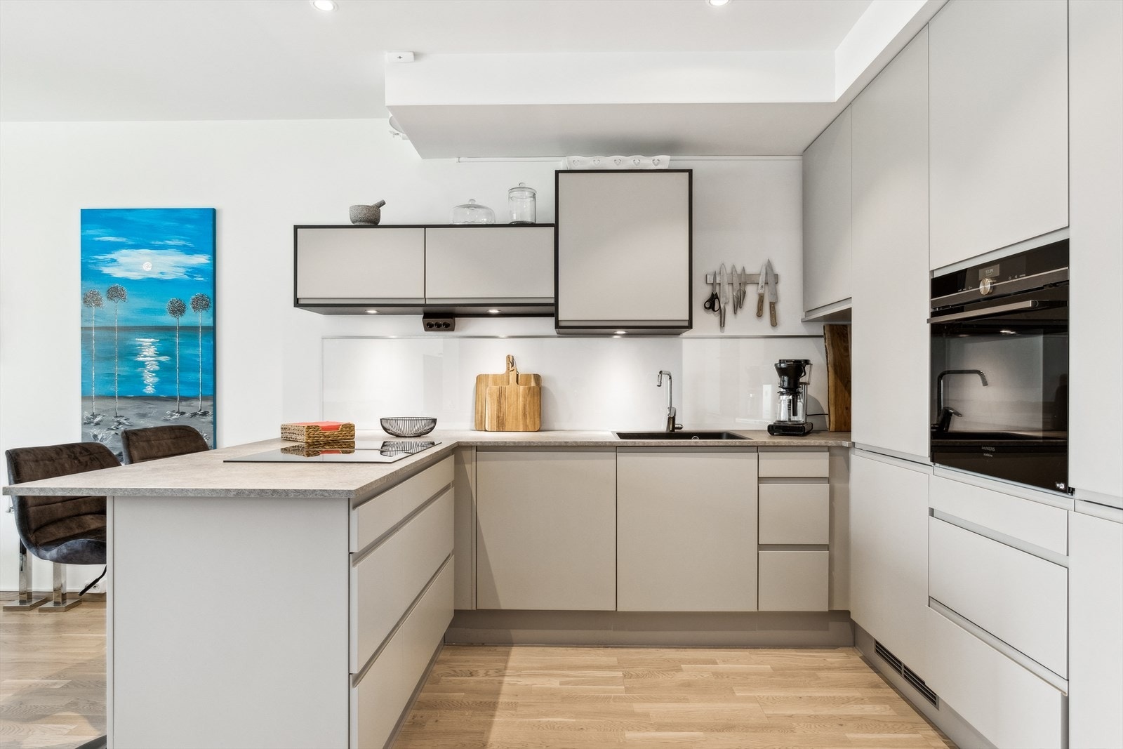 Moderne og stilig kjøkken med kjøkken halvøy og integrerte hvitevarer. Kjøkkenet er påkostet oppgraderte hvitevarer og to kombiskap, et av de med isbitmaskin. Galleribilde