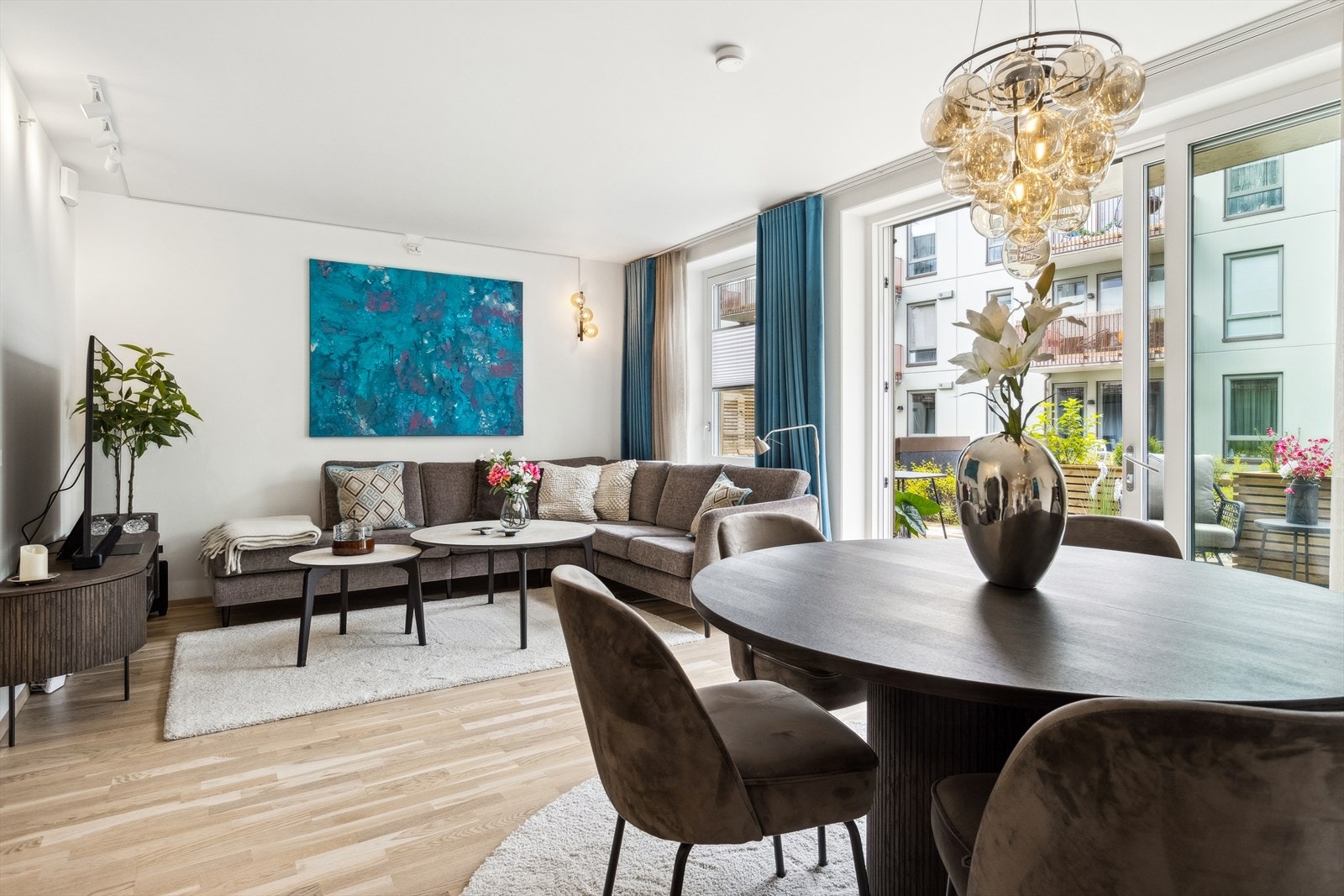 Åpen løsning mellom stue, spisestue og kjøkken som sørger for en sosial atmosfære. Galleribilde