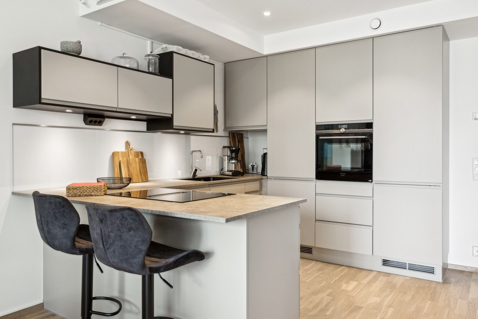 Kjøkkenet er godt utnyttet med rikelig av kjøkken- og skuffeplass. Praktisk med plass til barstoler ved kjøkken halvøyen til å nyte de raske måltidene. Galleribilde