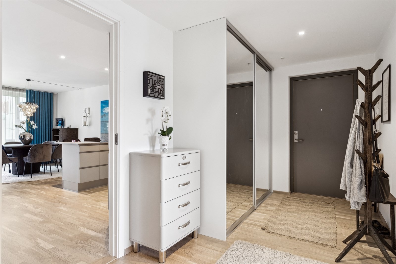 Gang med skyvedørsgarderobe med god plass til å henge fra seg ytterklær og sko. Galleribilde