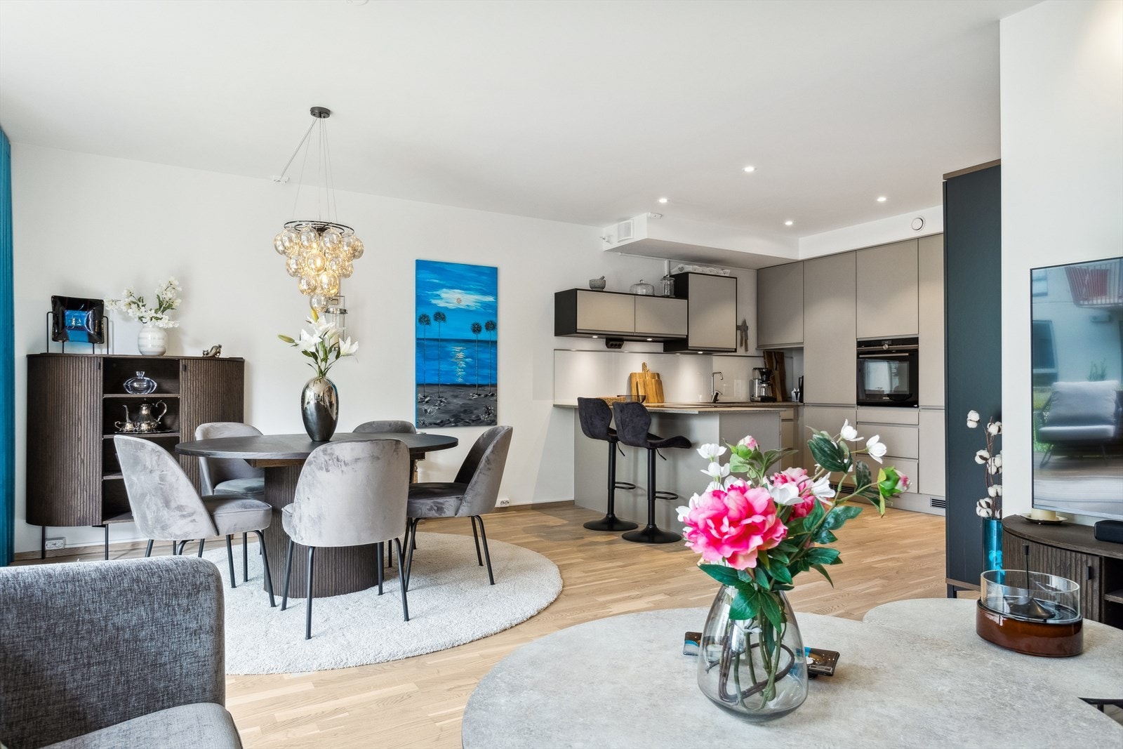 Velkommen til Anne Ekrens veg 12 beliggende på taket i Blomkvartalet! Galleribilde