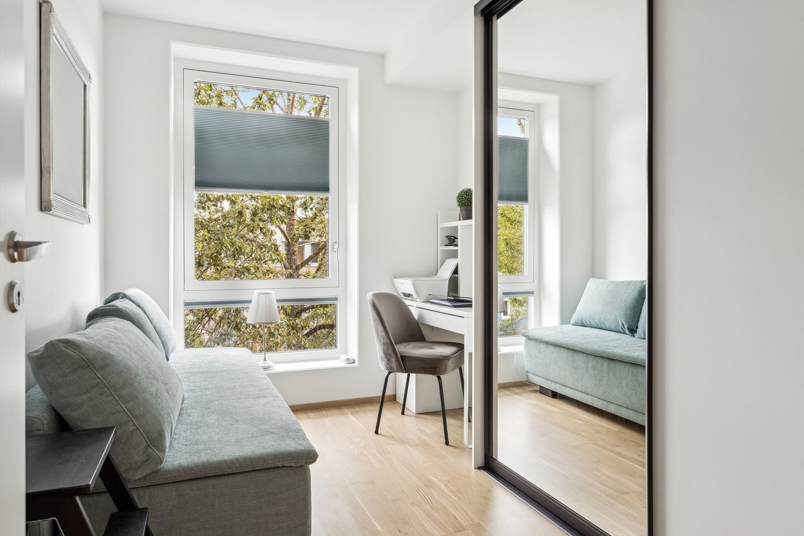 Det andre soverommet utgjør 8,3 m² og kan brukes som eks. hjemmekontor dersom man ikke har behov for ekstra soverom. Galleribilde