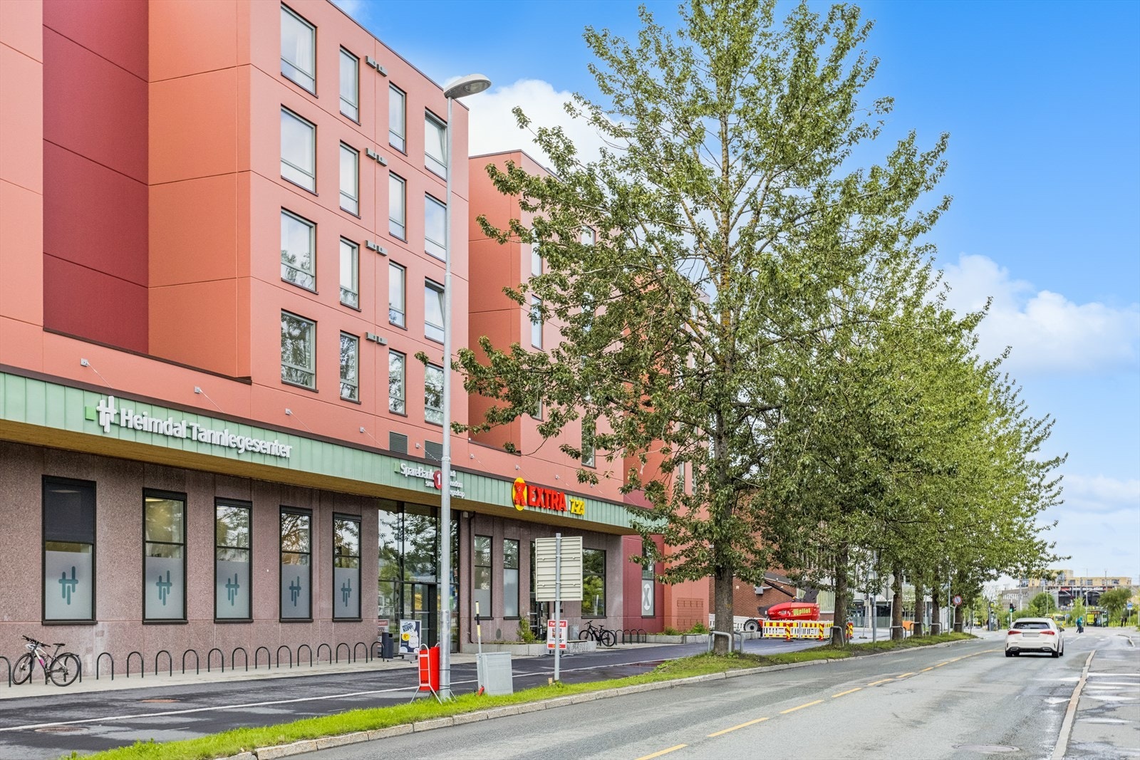 Svært kort avstand til nærmeste dagligvare og andre servicefasiliteter. Kun 5 minutter busstur til nærmeste kjøpesenter City Syd. Galleribilde