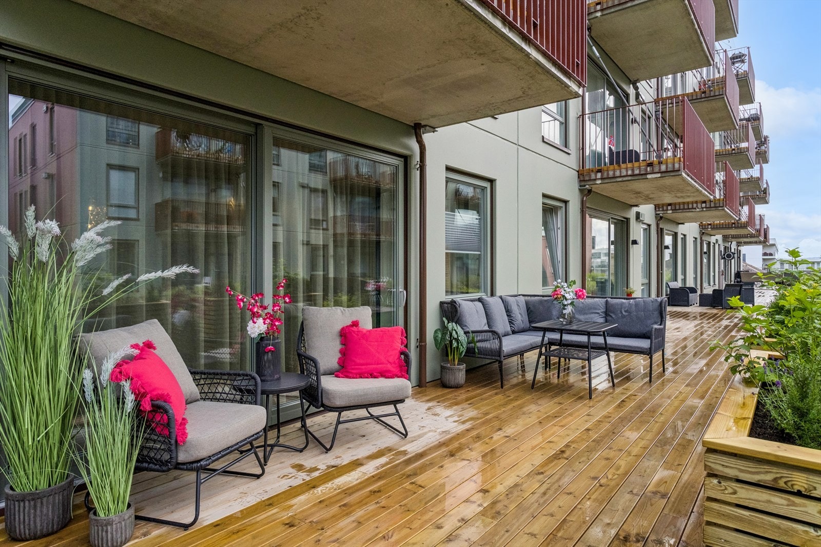 Her får du en romslig terrasse på hele 23 m² med pent opparbeidet grøntområde rundt. Galleribilde