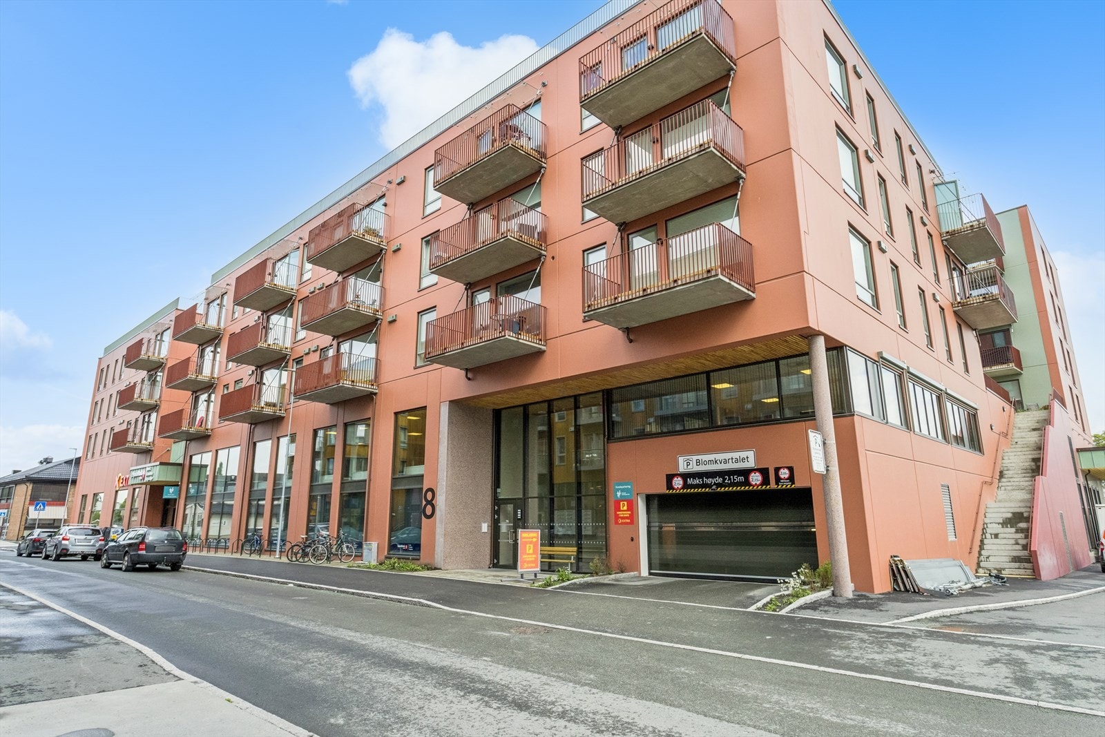 Leiligheten disponerer en fast parkeringsplass med EL-billader i garasjeanlegg. Galleribilde