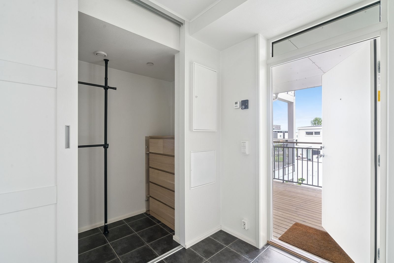 Entré - med innvendig bod/garderobe Galleribilde