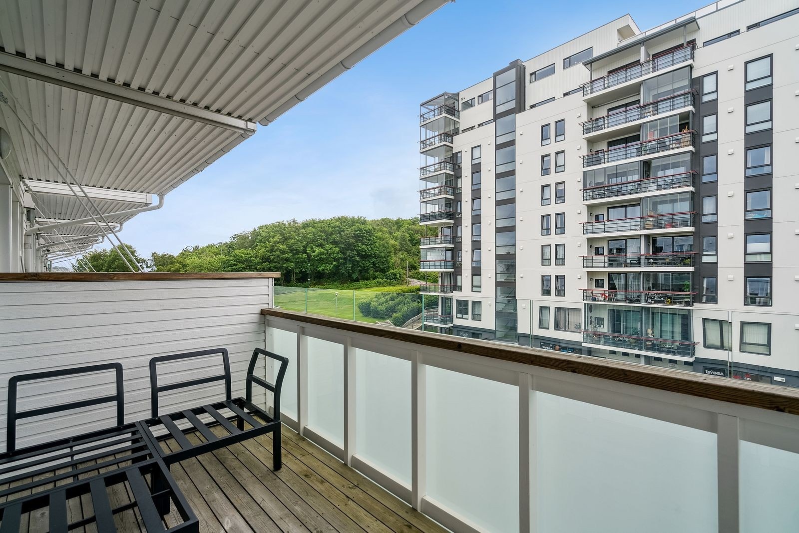 Balkong av god størrelse, med plass til utemøbler Galleribilde