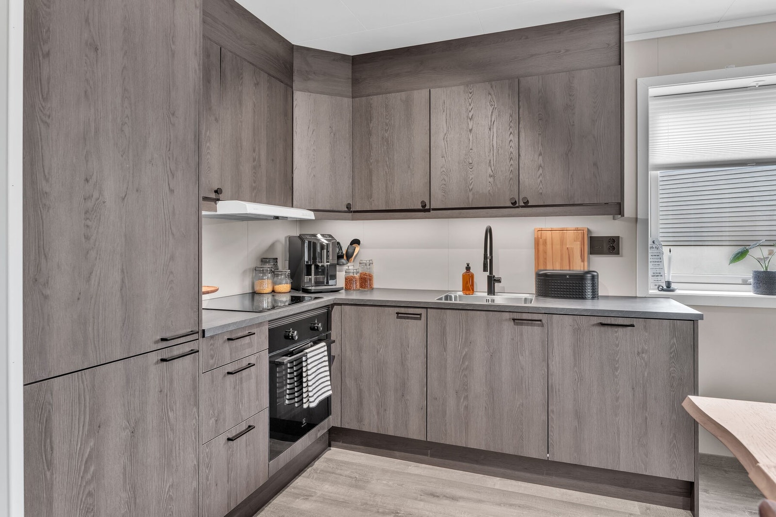 Stilrent kjøkken med integrerte hvitevarer. Galleribilde