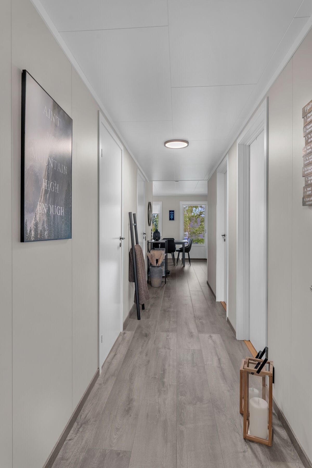 Gang i utleiedel. Boligens underetasje har vannbåren gulvvarme. Galleribilde