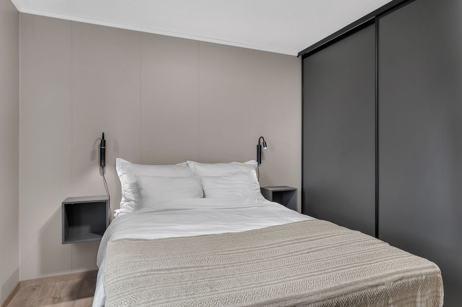 Hovedsoverommet er malt i en lun og moderne beige farge, og rommet er innredet med skyvedørsgarderobe. Galleribilde