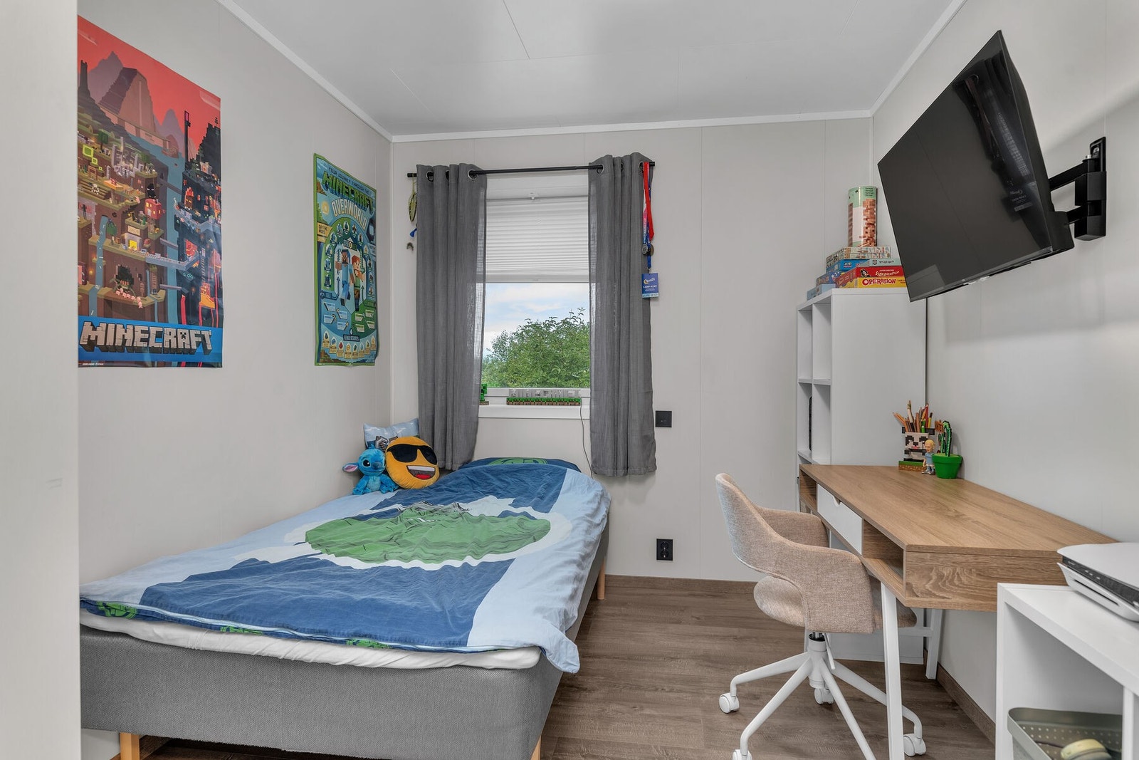 Soverom 2 i utleiedel er malt tidsriktig og har utsikt mot natur. Galleribilde