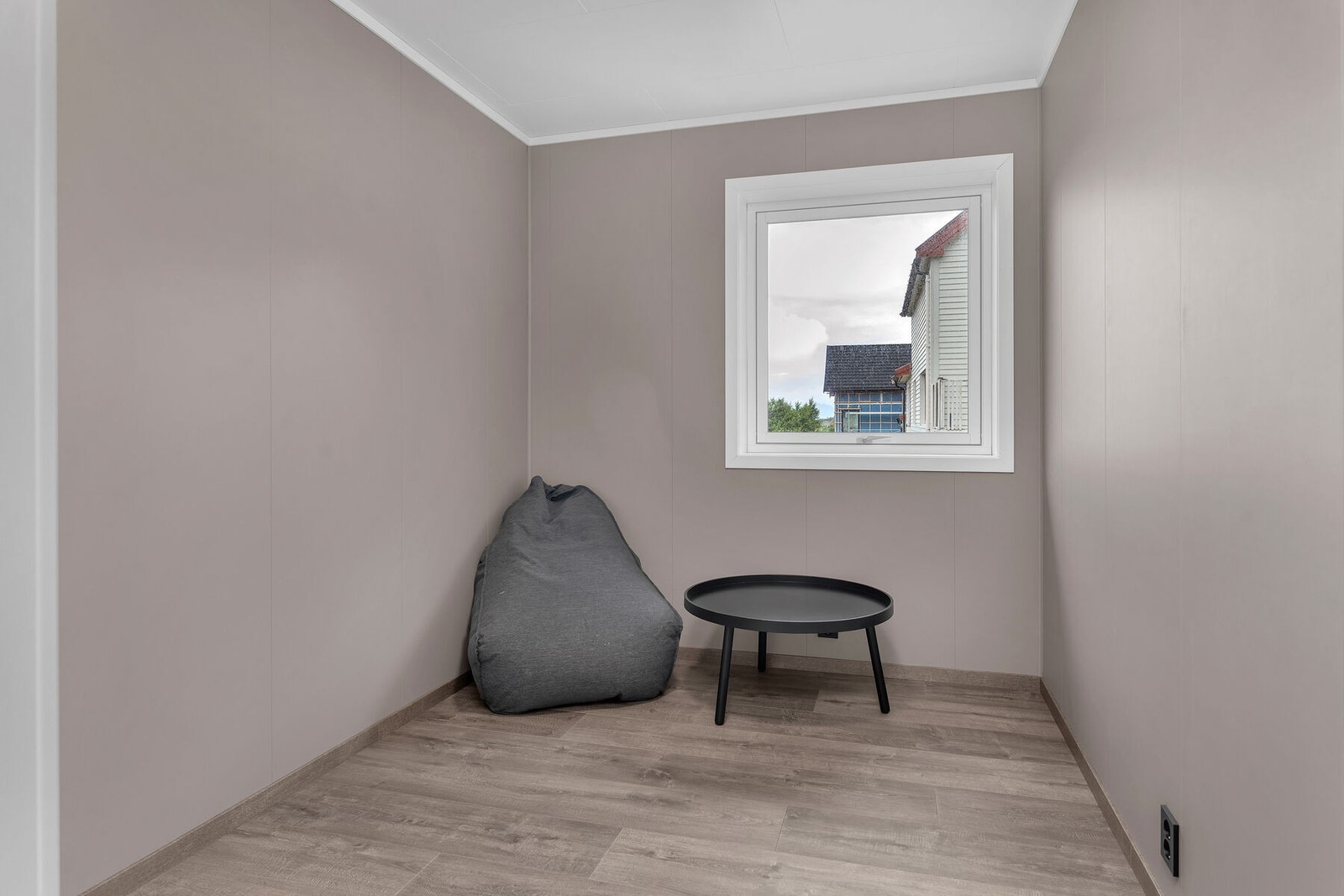 Soverom 2 er også malt beige. Galleribilde