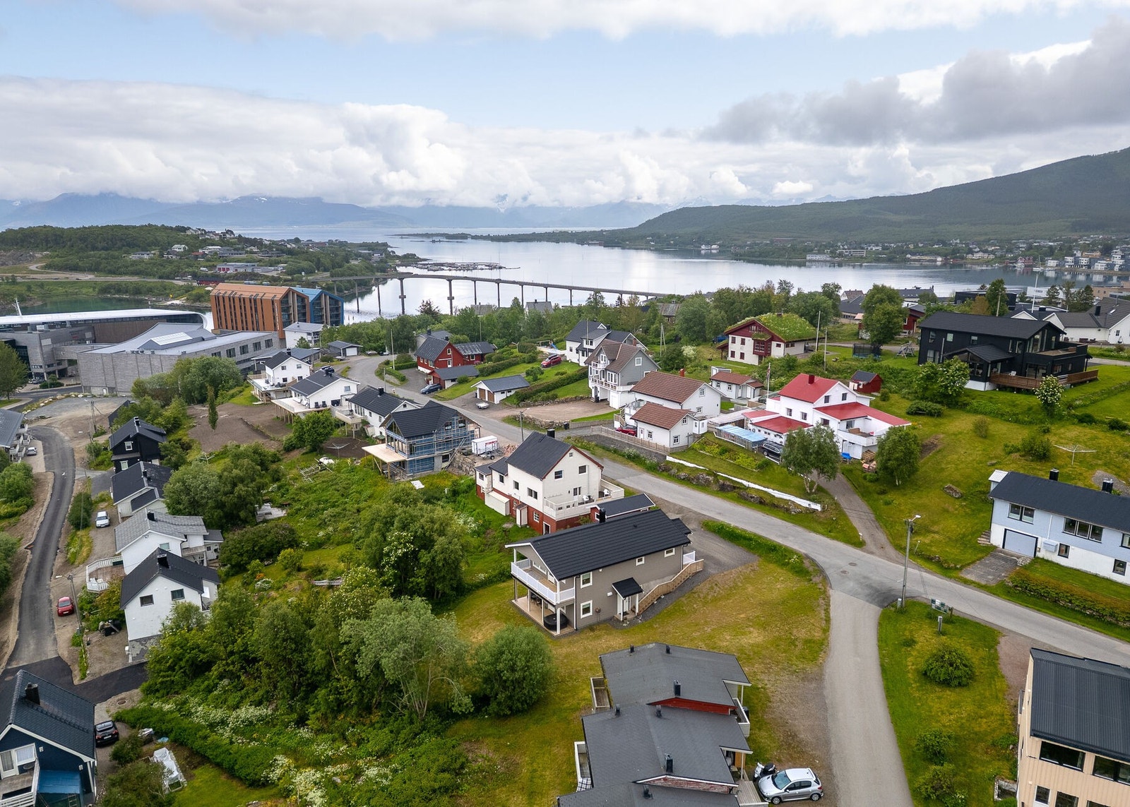 Enebolig med nordvendt hovedfasade på solåpen tomt med god utsikt mot sjø og fjell. Galleribilde