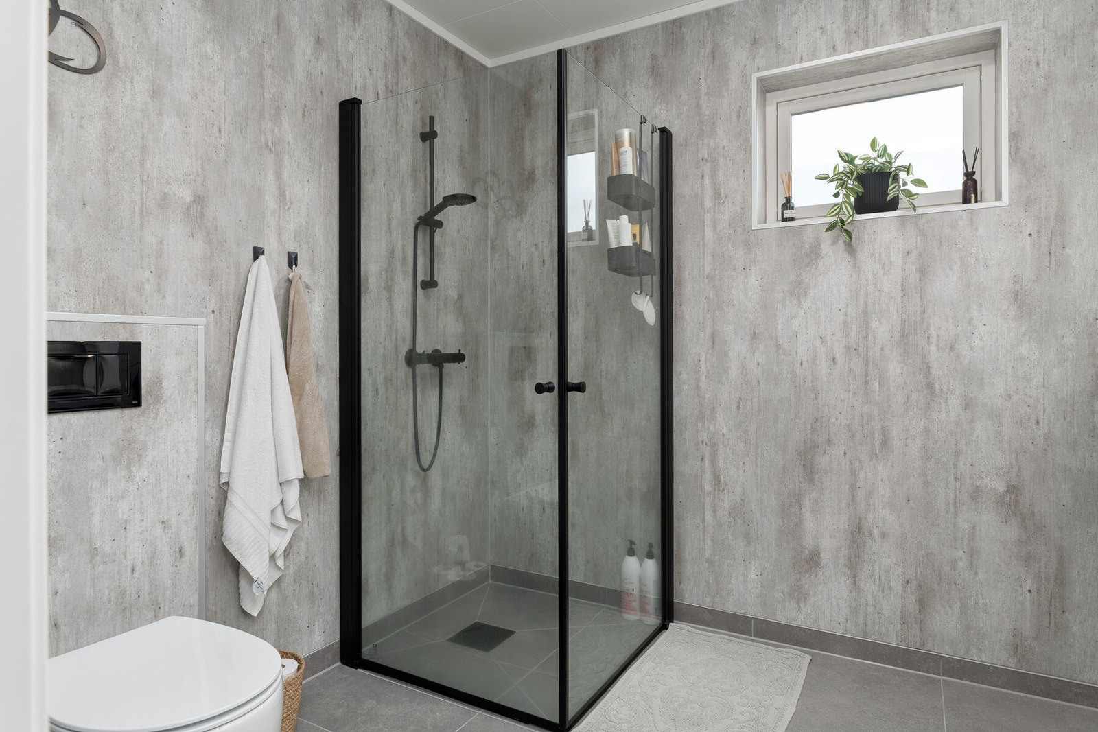 Badet har flislagt gulv med elektriske varmekabler. Galleribilde