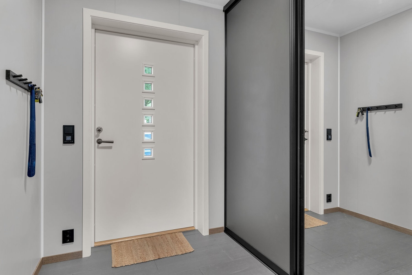 Entré med skyvedørsgarderobe. Galleribilde