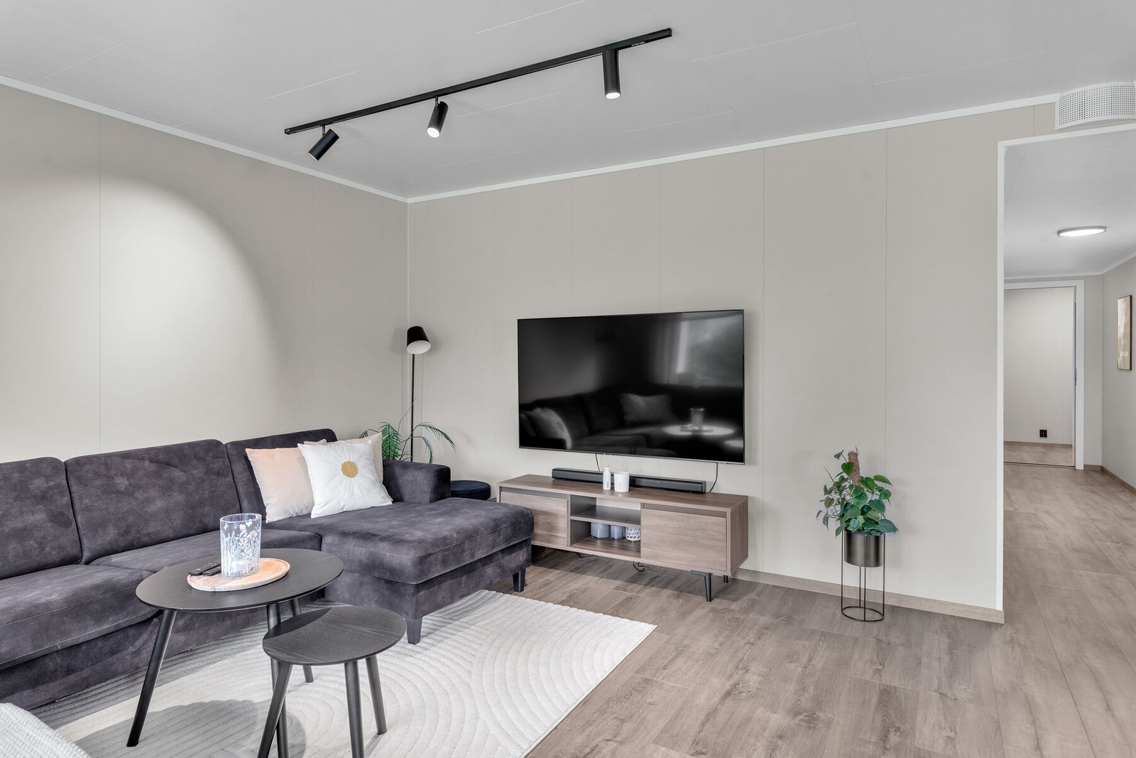 Stuen har tidsriktige farger og overflater, som gjør det enkelt å møblere for enhver stil. Galleribilde