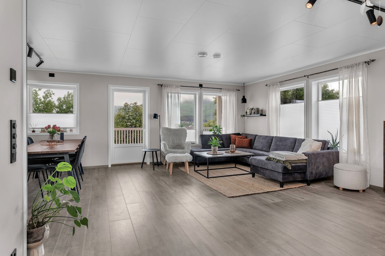 Store vinduer i stuen gir rikelig med dagslys, i tillegg til fin utsikt. Herfra er det direkte utgang til terrasse. Galleribilde