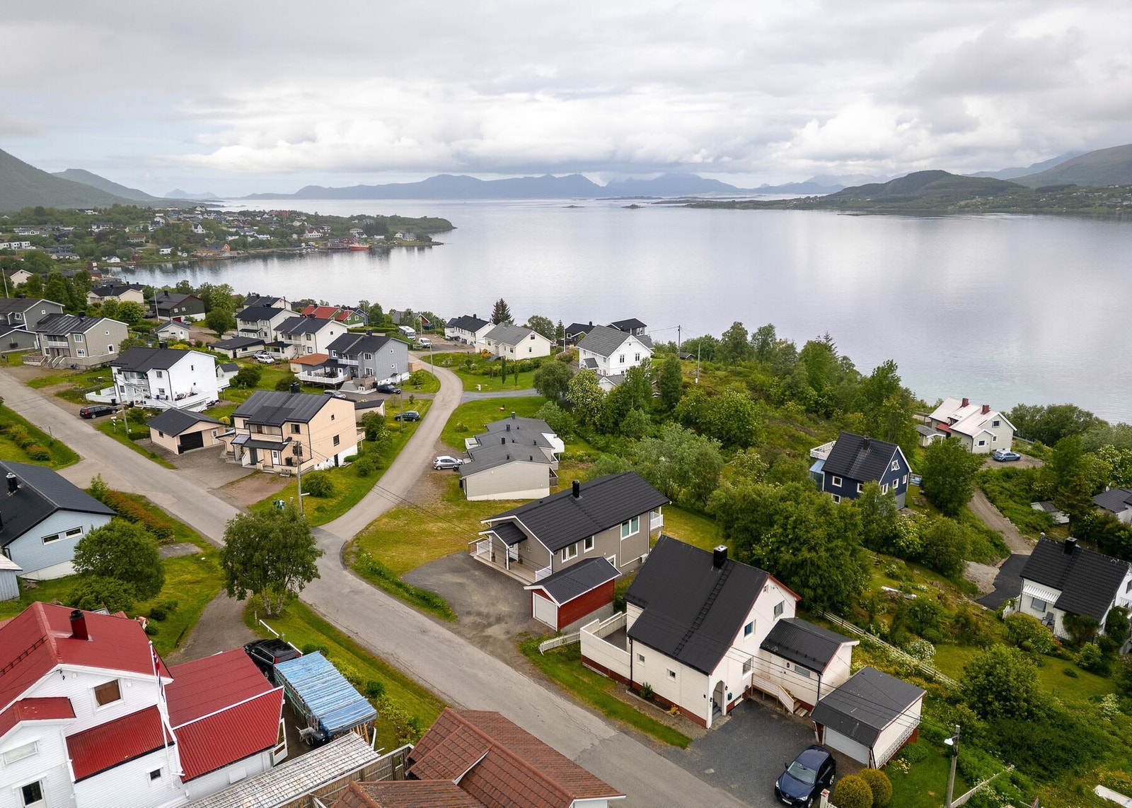 Eiendommen sett fra lufta og nærområdet rundt. Boligen ligger i direkte nærhet til attraktivt turområde. Galleribilde