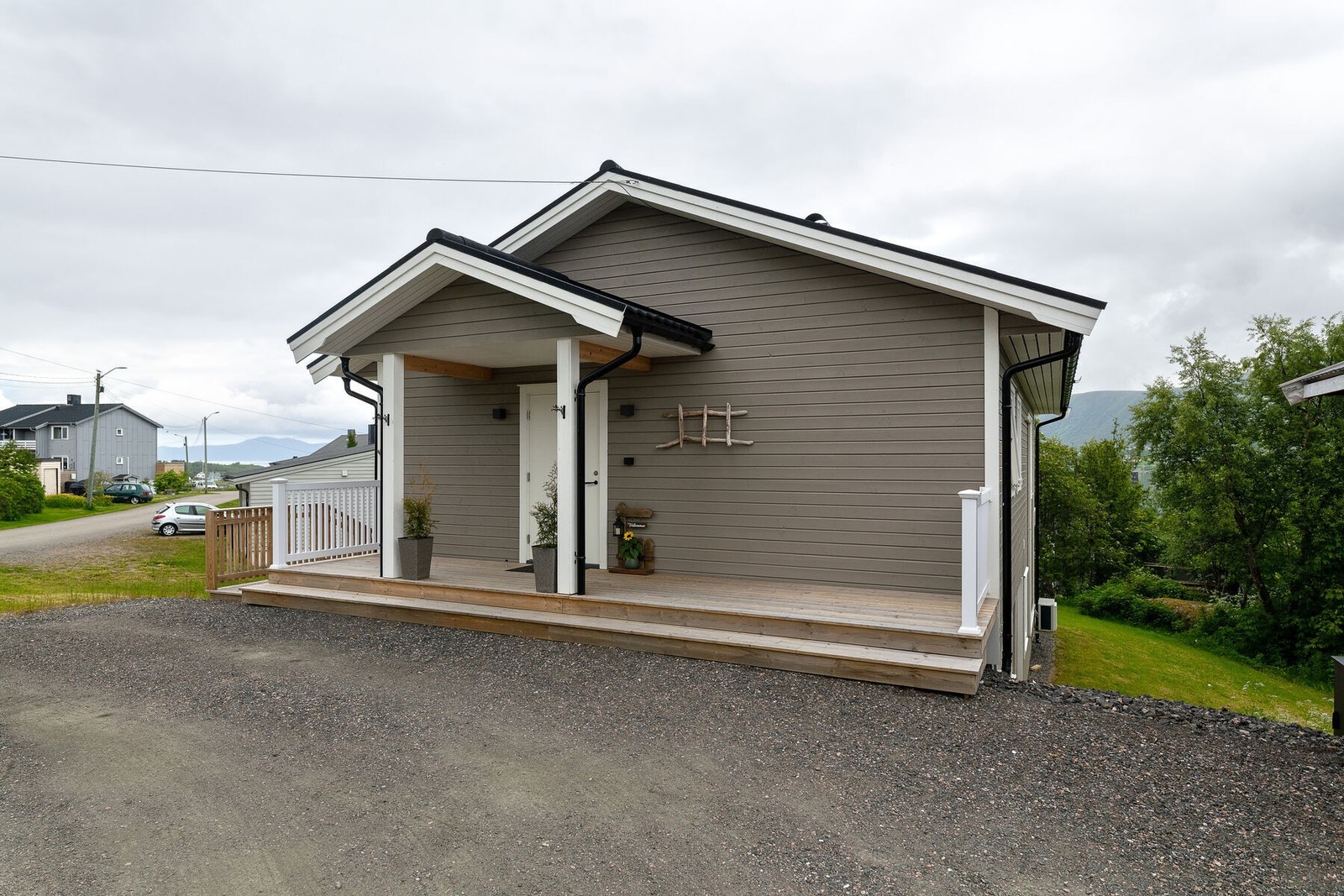 Boligen er nyoppført etter brann av tidligere bolig, og fremstår med god standard. Galleribilde