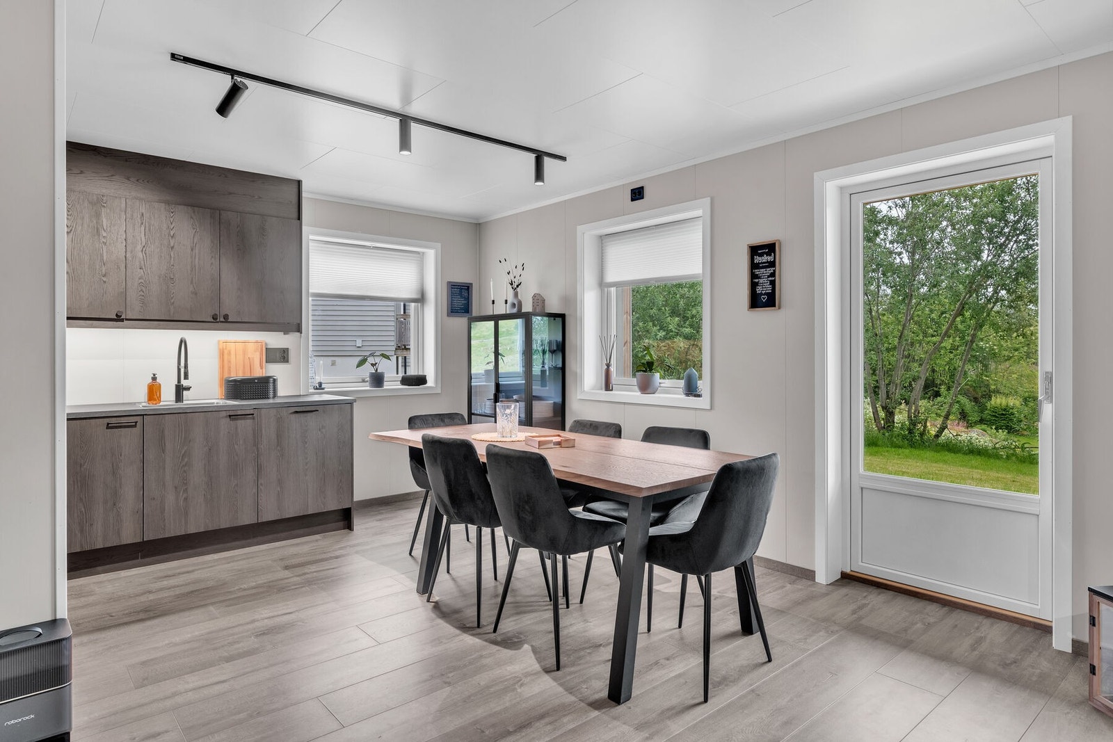 Stue og kjøkken i åpen løsning. Galleribilde