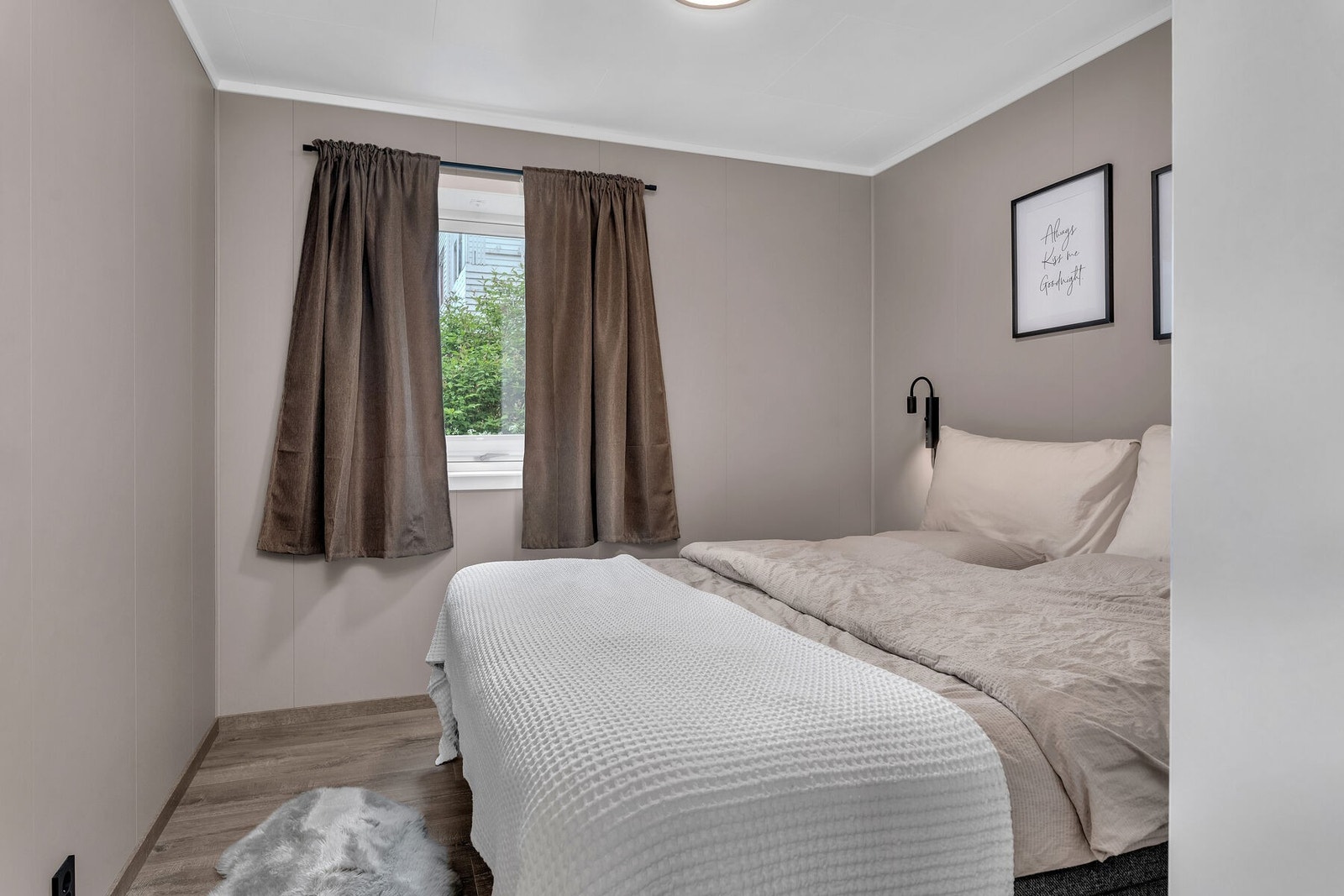 Romslig hovedsoverom i utleiedelen, malt i en lun og tidsriktig beige farge. Galleribilde