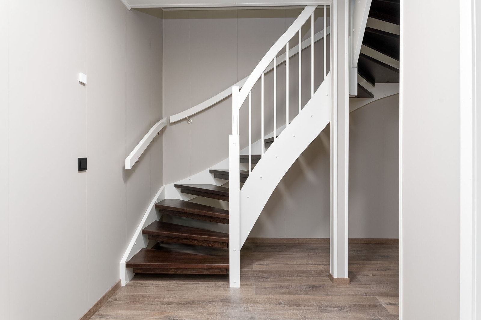 Gang i underetasjen tilhørende hoveddelen, med adkomst til vaskerom. Galleribilde