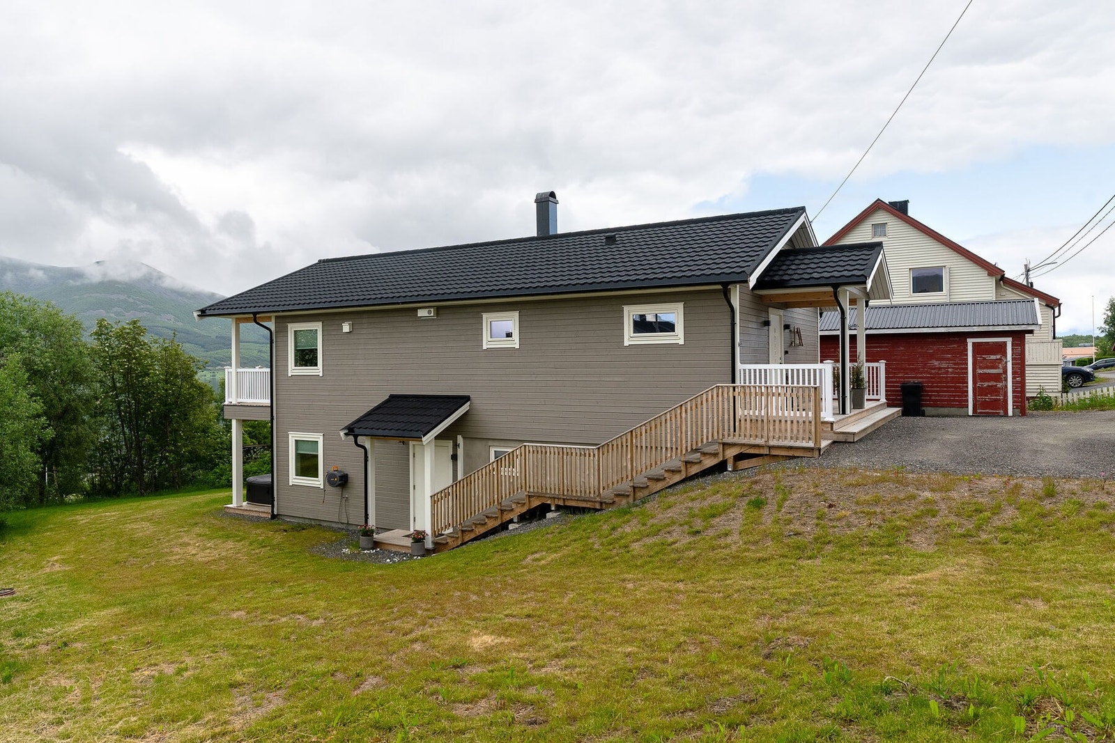 Her bor du på en solåpen tomt med god utsikt mot sjø og fjell. Tomten er opparbeidet med plen, treterrasser og enkel beplantning. Galleribilde