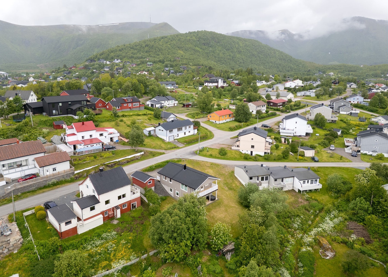 Eiendommen er beliggende i skrånende terreng, i rolig og barnevennlig boligområde sentralt på Stokmarknes. Boligen ligger i direkte nærhet til attraktivt turområde. Galleribilde