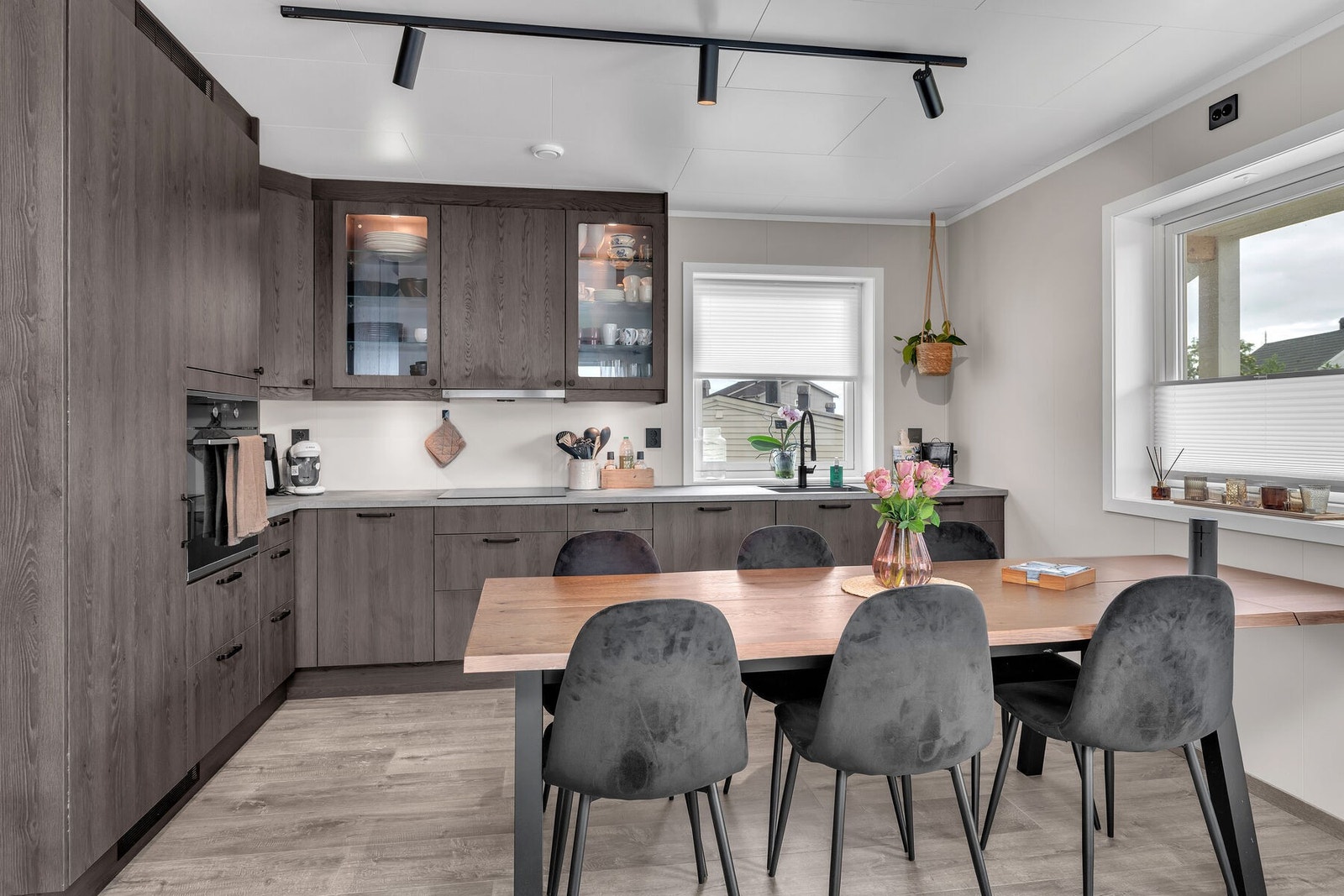 Kjøkken med plass til spisebord. Galleribilde