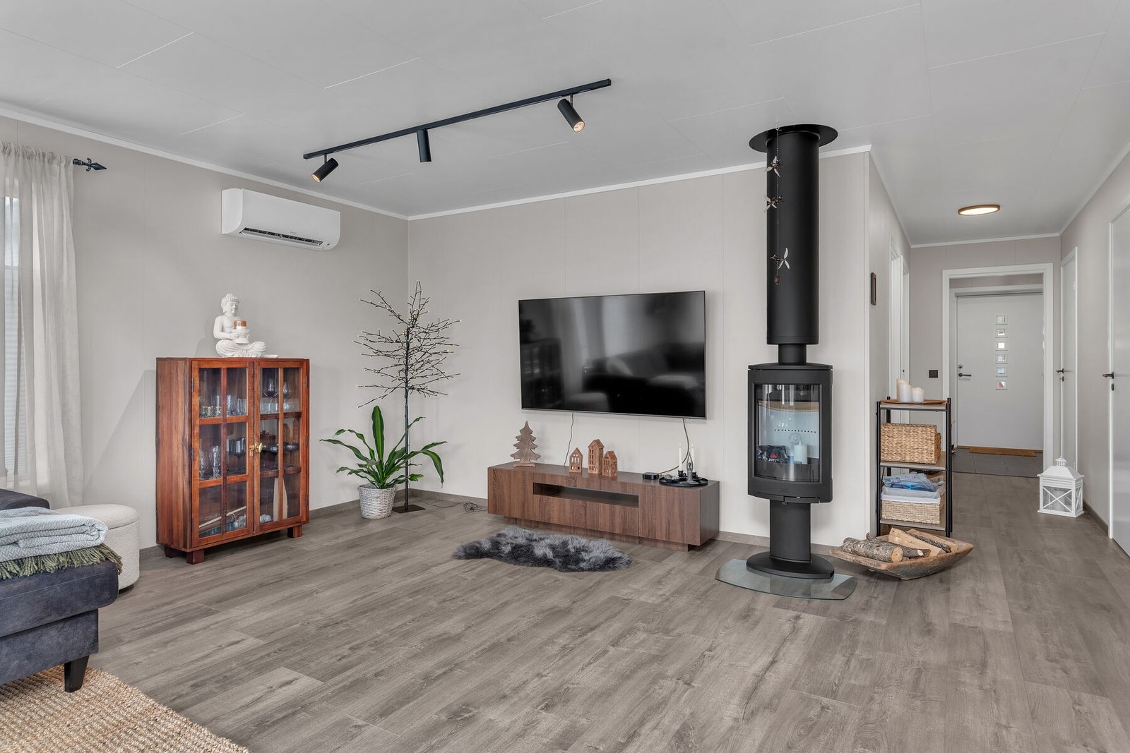 Lys og luftig stue med både vedfyring og varmepumpe som varmekilder. Galleribilde